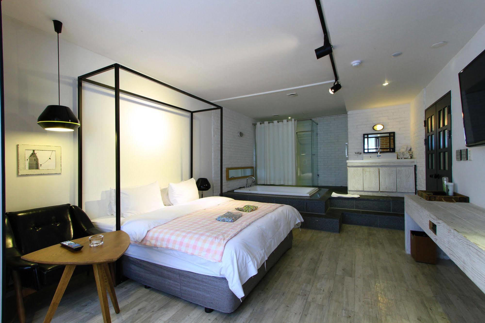 25 Hours Hotel 2 Busan Esterno foto
